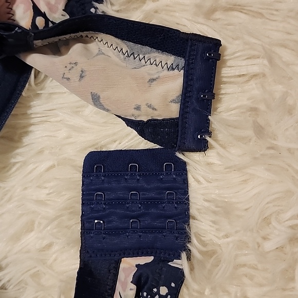 TORRID 42DDD & SECRET TREASURES 44D BRAS - Picture 9 of 12